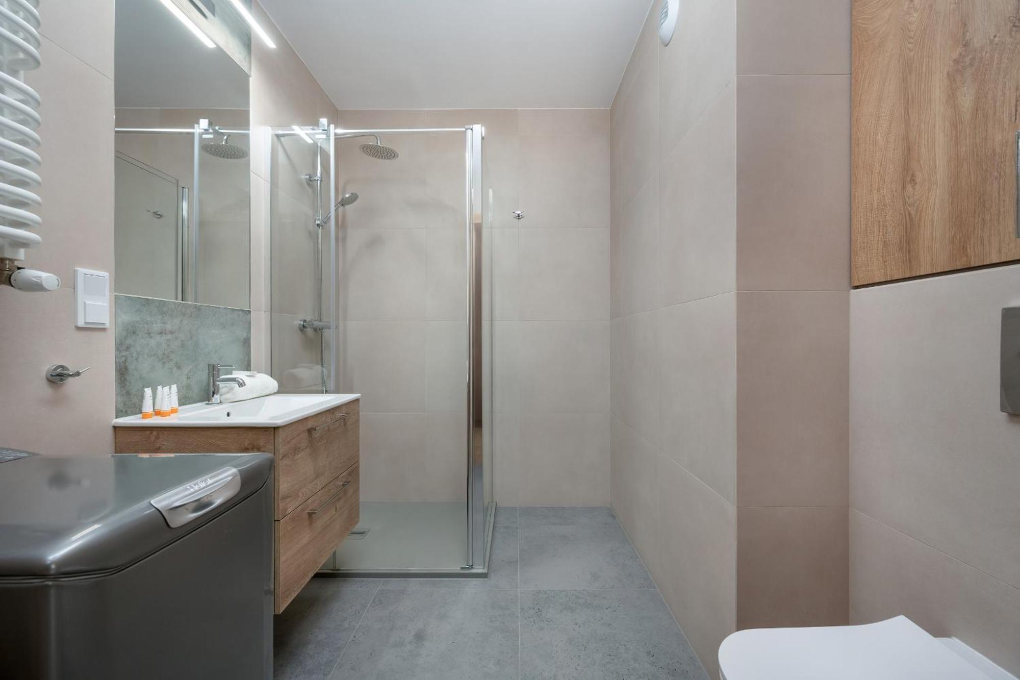 1-bedroom With Parking & Balcony By Renters