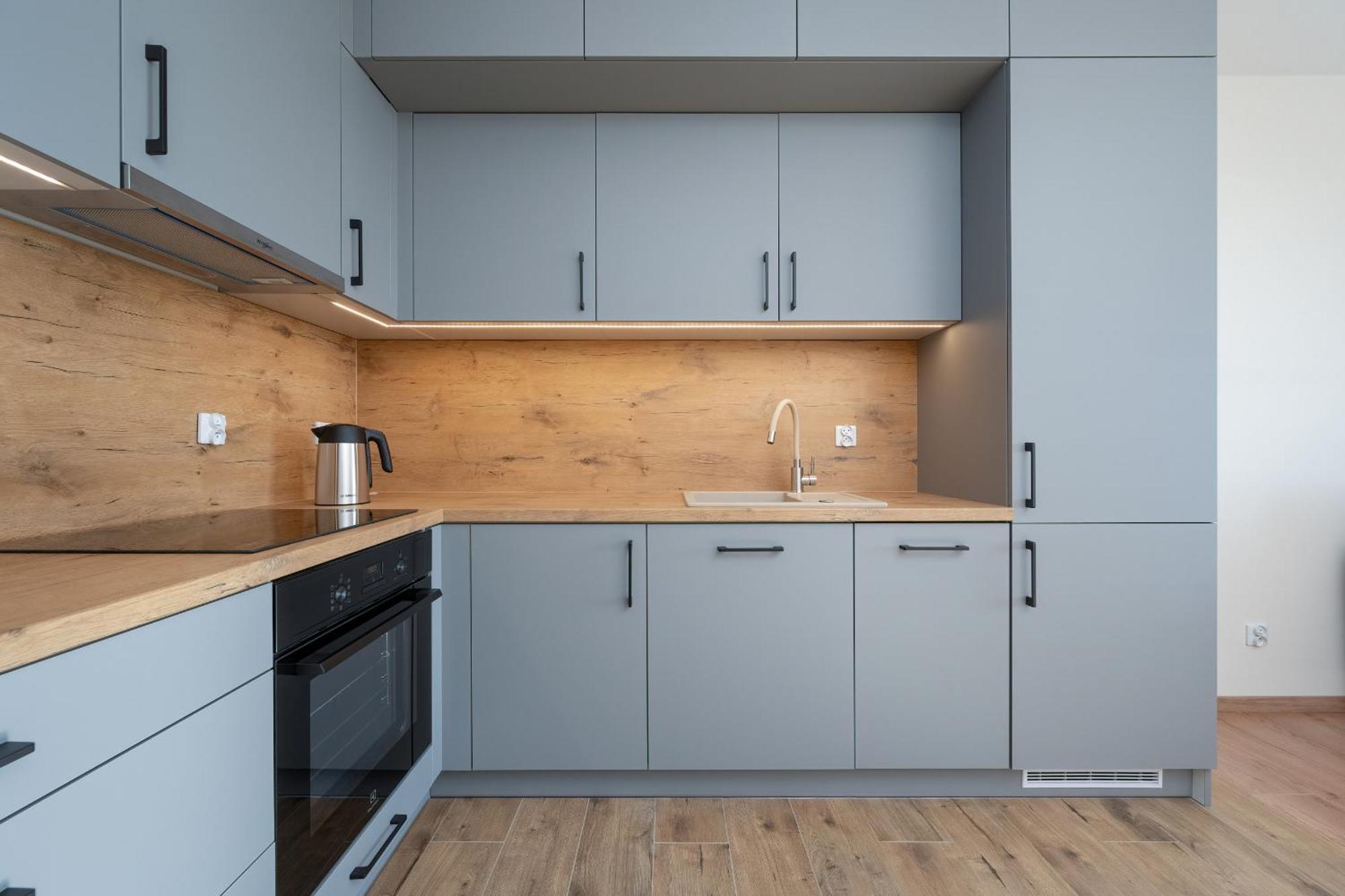 Apartment 1-bedroom With Parking & Balcony By Renters *